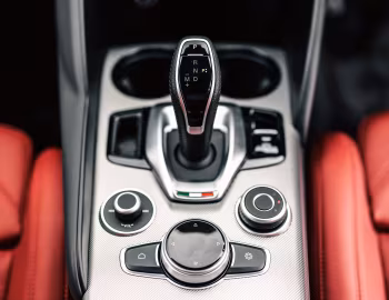 Intérieur Alfa Romeo Giulia Veloce [Japan] (952) '2023–pr.