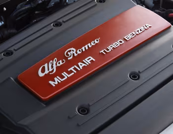 Sous la capuche Alfa Romeo Giulietta [South Africa] (940) '2011–14