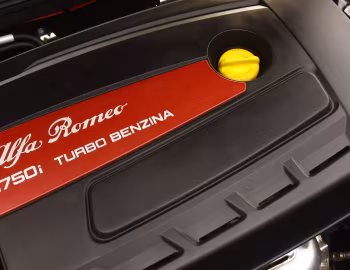 Sous la capuche Alfa Romeo Giulietta Quadrifoglio Verde [South Africa] (940) '2011–14
