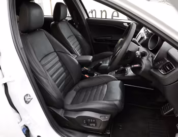Інтер'єр Alfa Romeo Giulietta Veloce [Japan] (940) '2017–18