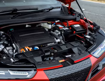 Sous la capuche Alfa Romeo Junior Elettrica Sport Speciale [UK-spec] (966) '2025–26
