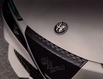 Logo Alfa Romeo Junior Ibrida [UK-spec] (966) '2024–pr.