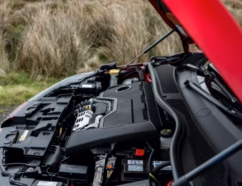 Sous la capuche Alfa Romeo Junior Ibrida Sport Speciale [UK-spec] (966) '2025–26