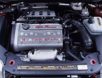Sous la capuche Alfa Romeo GTV [UK-spec] (916C) '1996–98