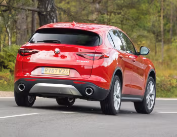 Alfa Romeo Stelvio [UK-spec] (949) '2017–pr.
