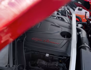 Sous la capuche Alfa Romeo Stelvio Intensa [UK-spec] (949) '2025
