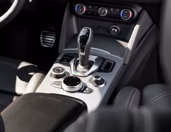 Intérieur 2025 Alfa Romeo Stelvio Intensa [North America] (949) '2025