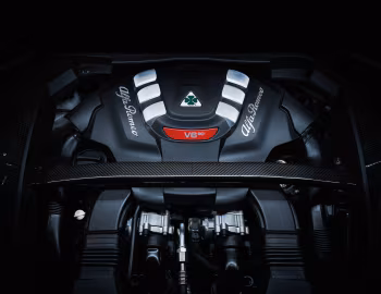 Sous la capuche 2018–21 Alfa Romeo Stelvio Quadrifoglio [North America] (949) '2018–21