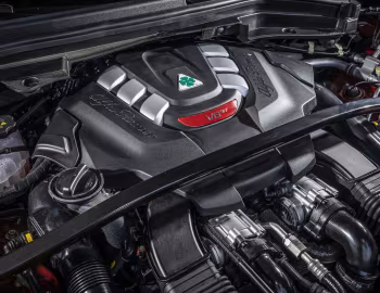Sous la capuche Alfa Romeo Stelvio Quadrifoglio [Worldwide] (949) '2020–23