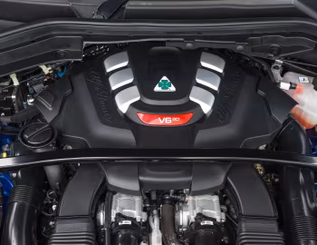 Sous la capuche Alfa Romeo Stelvio Quadrifoglio [South Africa] (949) '2019–20