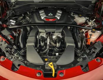 Sous la capuche Alfa Romeo Stelvio Quadrifoglio [UK-spec] (949) '2020–23