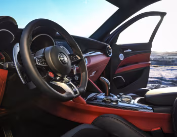 Intérieur 2019–23 Alfa Romeo Stelvio Quadrifoglio Nero Edizione [North America] (949) '2018–23