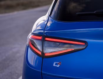 Alfa Romeo Stelvio Veloce [UK-spec] (949) '2023–pr.