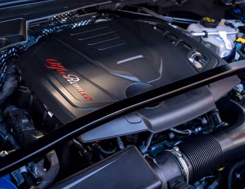 Sous la capuche Alfa Romeo Stelvio Veloce [UK-spec] (949) '2023–pr.