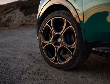 2025 Alfa Romeo Tonale Intensa [North America] (965) '2025