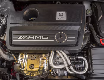 Sob o capô 2014–16 Mercedes-Benz CLA 45 AMG [North America] (C117) '2013–16