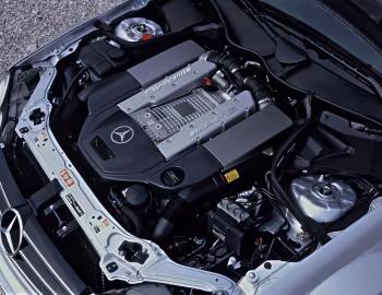 Sob o capô Mercedes-Benz CLK AMG DTM Cabrio (A209) '2006