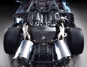 Sob o capô Mercedes-Benz CLK GTR AMG Roadster [RHD] '08.2006