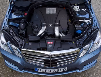 Під капотом Mercedes-Benz E 500 AMG Sports Package (W212) '2009–12