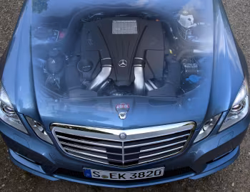 Під капотом Mercedes-Benz E 500 AMG Sports Package (W212) '2009–12
