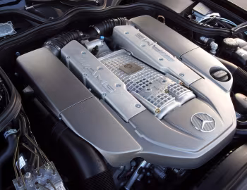 Під капотом Mercedes-Benz E 55 AMG [UK-spec] (W211) '2002–06