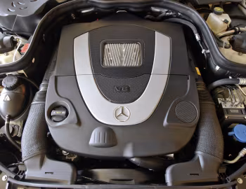 Sob o capô 2010–12 Mercedes-Benz E 550 AMG Sports Package [North America] (W212) '2009–12