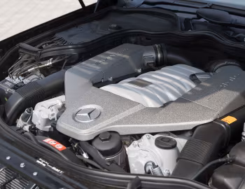 Під капотом Mercedes-Benz E 63 AMG [UK-spec] (W211) '2007–09