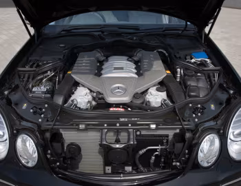 Під капотом Mercedes-Benz E 63 AMG [UK-spec] (W211) '2007–09