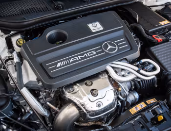 Bajo el capó Mercedes-Benz GLA 45 AMG 4MATIC Aerodynamics Package [UK-spec] (X156) '2014–17