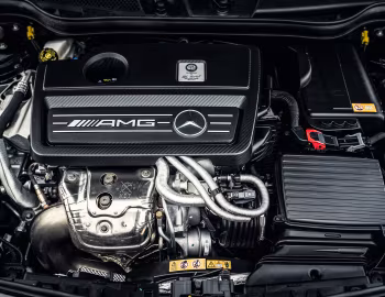 Bajo el capó Mercedes-AMG CLA 45 [UK-spec] (C117) '2015–16