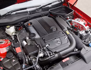 Sob o capô Mercedes-Benz SLK 200 AMG Sports Package [UK-spec] (R172) '2011–15