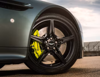 Aston Martin V8 Vantage AMR [UK-spec] '2017–18