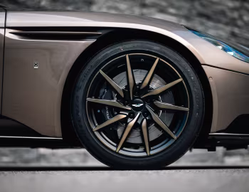 Q by Aston Martin DB11 V8 "W1" [Japan] '2021