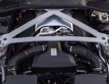 Sous la capuche Aston Martin DB11 V8 [Worldwide] '2017–23