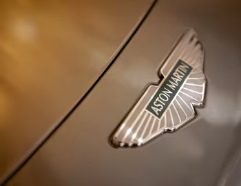 Logo Aston Martin DB12 "Goldfinger Edition" '2024