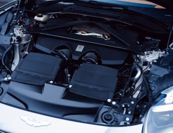 Sous la capuche Aston Martin DB12 Volante [Japan] '2025–pr.