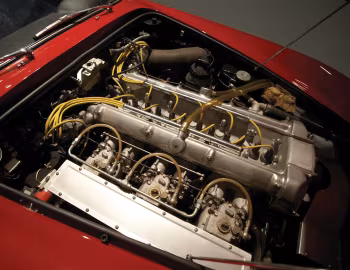 Sob o capô Aston Martin DB4 GT Lightweight '1960–63