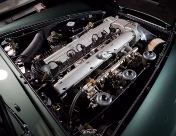 Sob o capô Aston Martin DB5 '1963–65