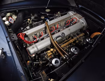 Sob o capô Aston Martin DB6 Volante '1966–69