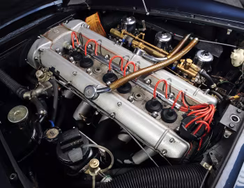 Sob o capô Aston Martin DB6 Volante '1966–69