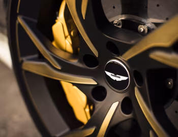 Aston Martin DBS Superleggera [UK-spec] '2018–24