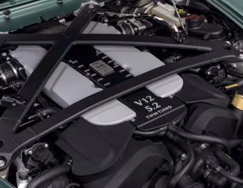 Sous la capuche Aston Martin V12 Speedster "DBR1 spec" '2021–pr.