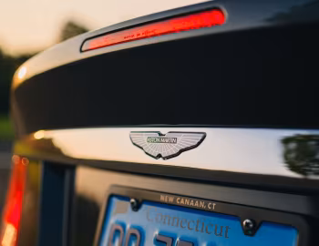 Logotipo 2005–07 Aston Martin V12 Vanquish S [North America] '2004–07