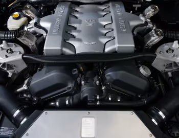 Bajo el capó Aston Martin V12 Vanquish S [UK-spec] '2004–07