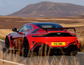 Aston Martin V12 Vantage [UK-spec] '2022–pr.