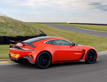 Aston Martin V12 Vantage [UK-spec] '2022–pr.
