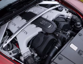 Sous la capuche Aston Martin V12 Vantage S Roadster [UK-spec] '2014–17