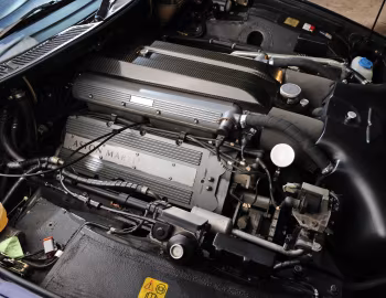 Sob o capô Aston Martin V8 Volante LWB '1997–2000