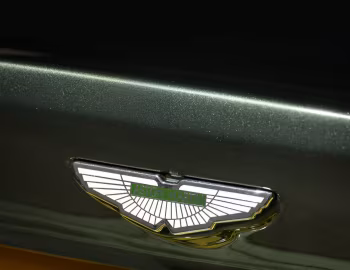 Logo Aston Martin V8 Vantage V550 [UK-spec] '1993–99
