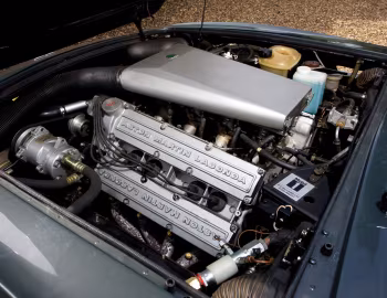 Sous la capuche Aston Martin V8 Vantage Volante "Prince of Wales" [UK-spec] '1986–89
